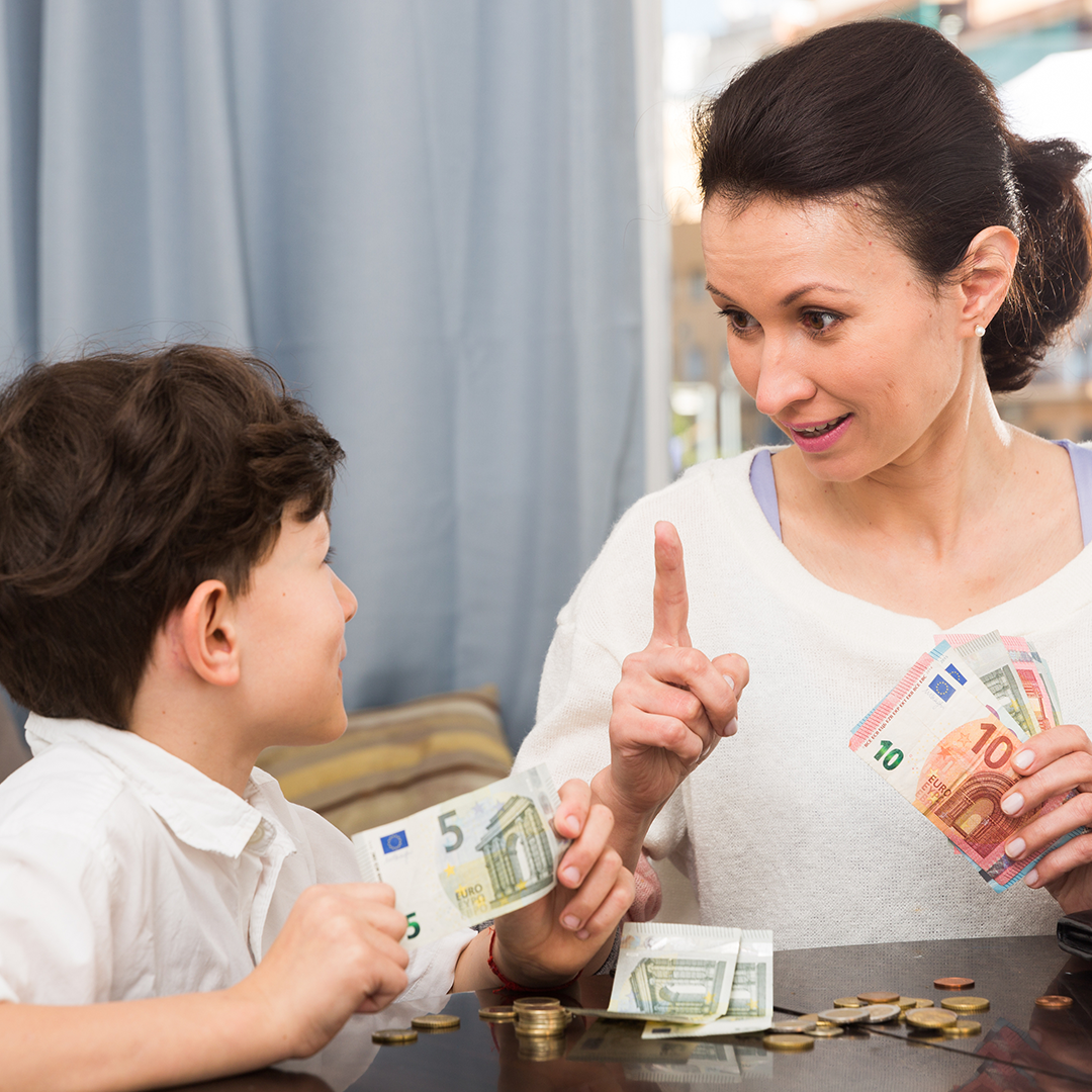 Mutter spricht mit Sohn über Taschengeld