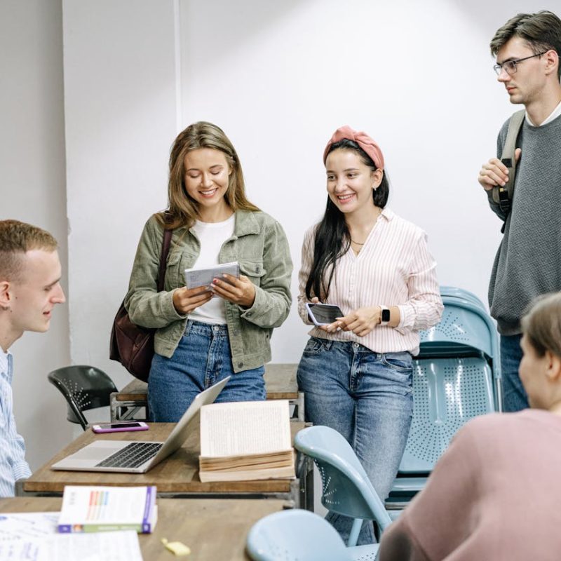 Gruppe an Menschen in einer Besprechung